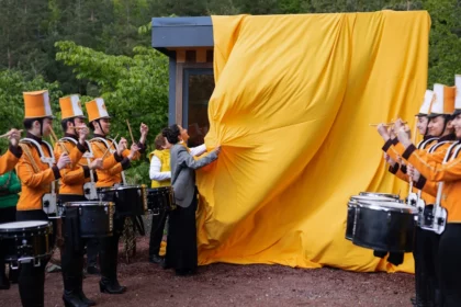 The corn stalls along the curves of Dilijan have been replaced with 25 uniform, branded kiosks.